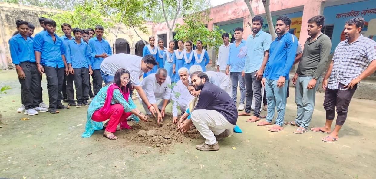 The head of the Bar Association planted a tree and gave the message of saving the environment