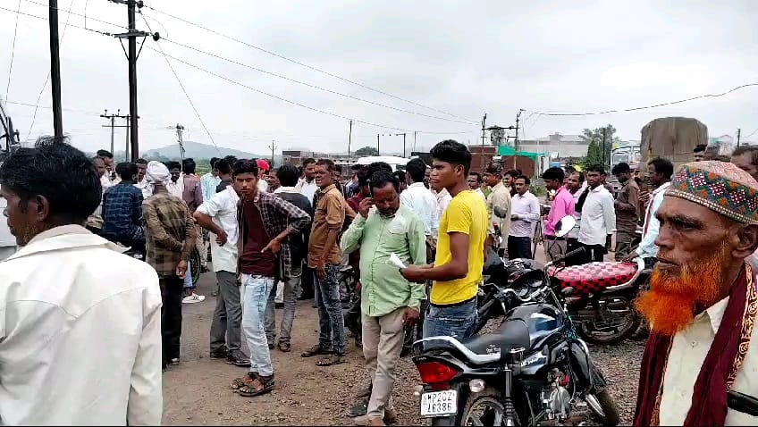 Angry farmers blocked Damoh-Jabalpur highway due to non-availability of fertilizers