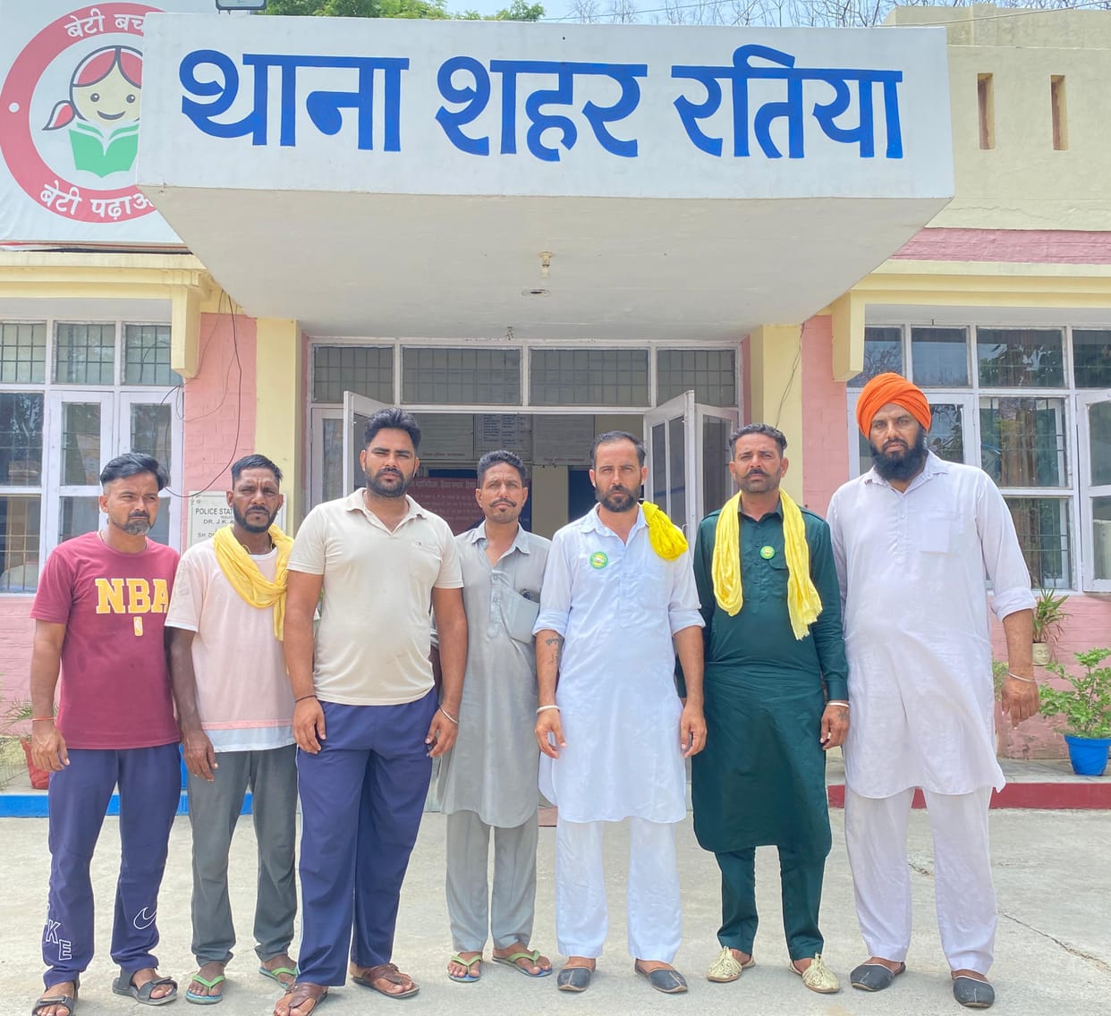 Farmers lodged a complaint with Ratia SHO to catch the thieves