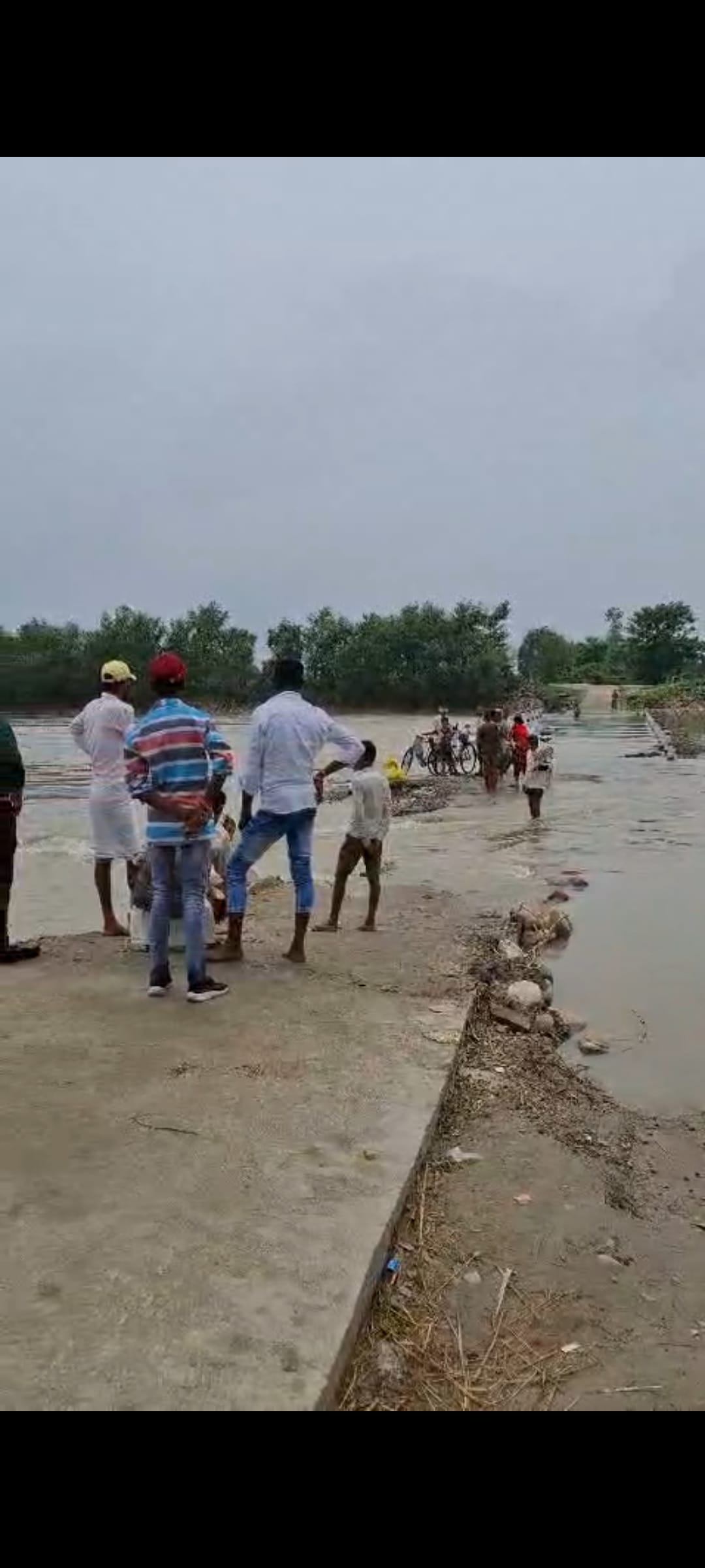 Flood water entered the village, the banks of the bridge were cut off.