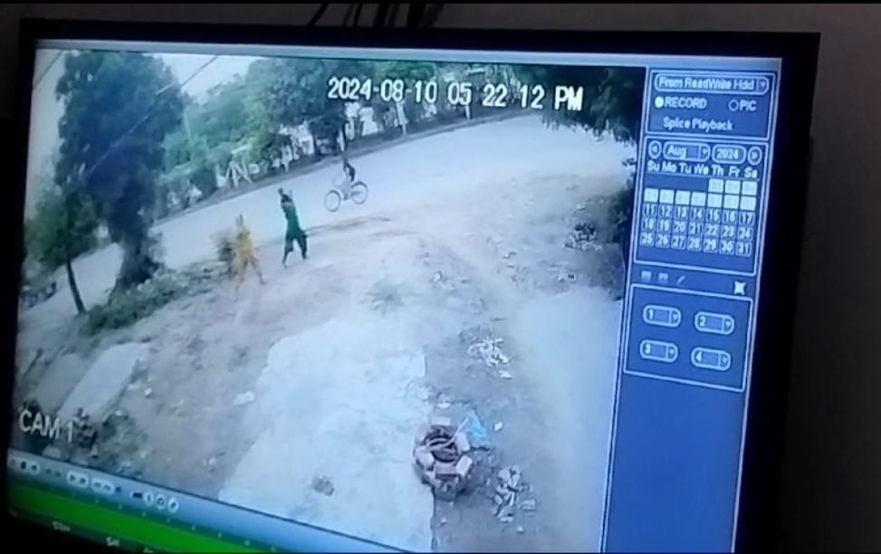 Two women stole clothes and abandoned the child