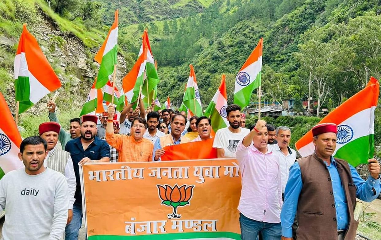 Banjar BJP took out Tiranga Yatra to every house in Larji