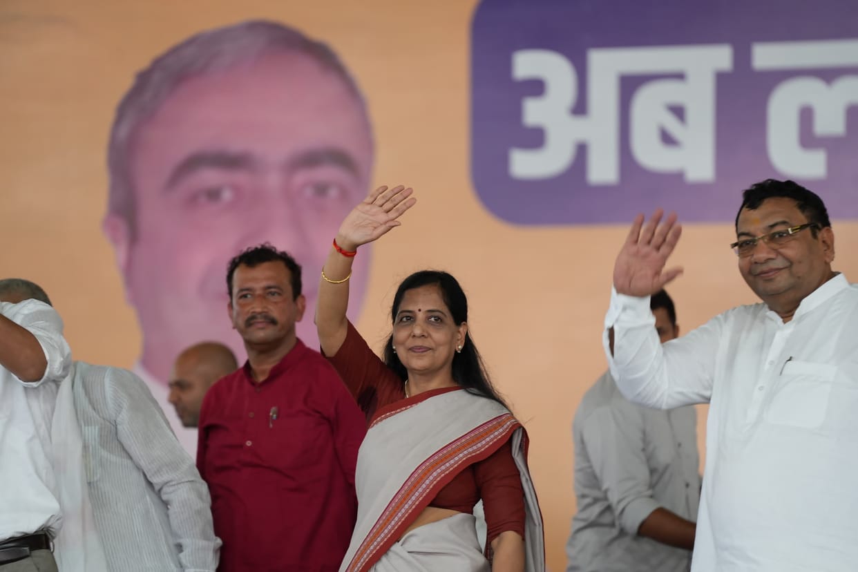 Give responsibility to Kejriwal to fix your house: Sunita