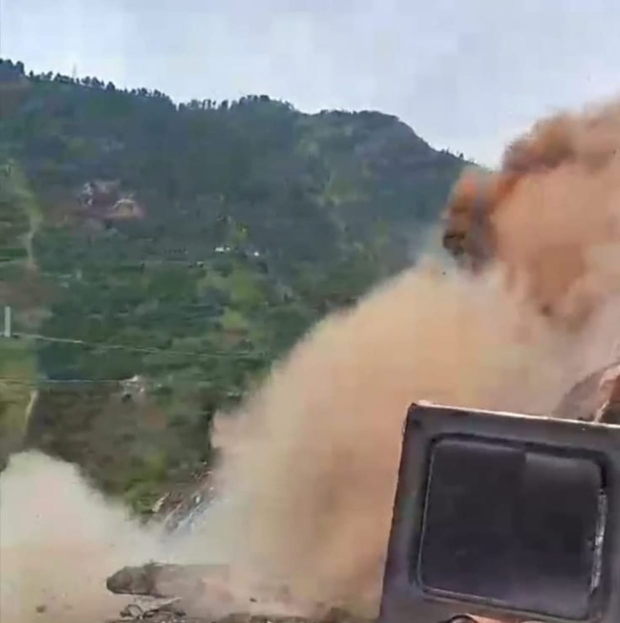 Heavy landslide near Manun Ghar, Holi area cut off from Chamba