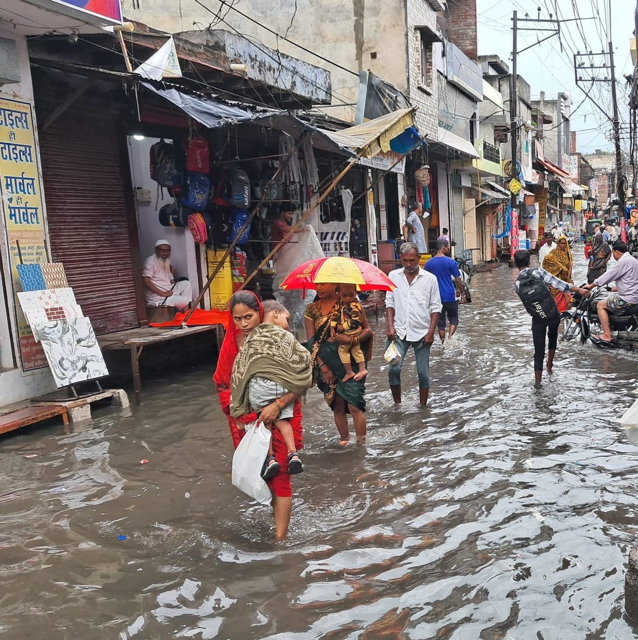 Heavy rain from city to village, people struggling with waterlogging