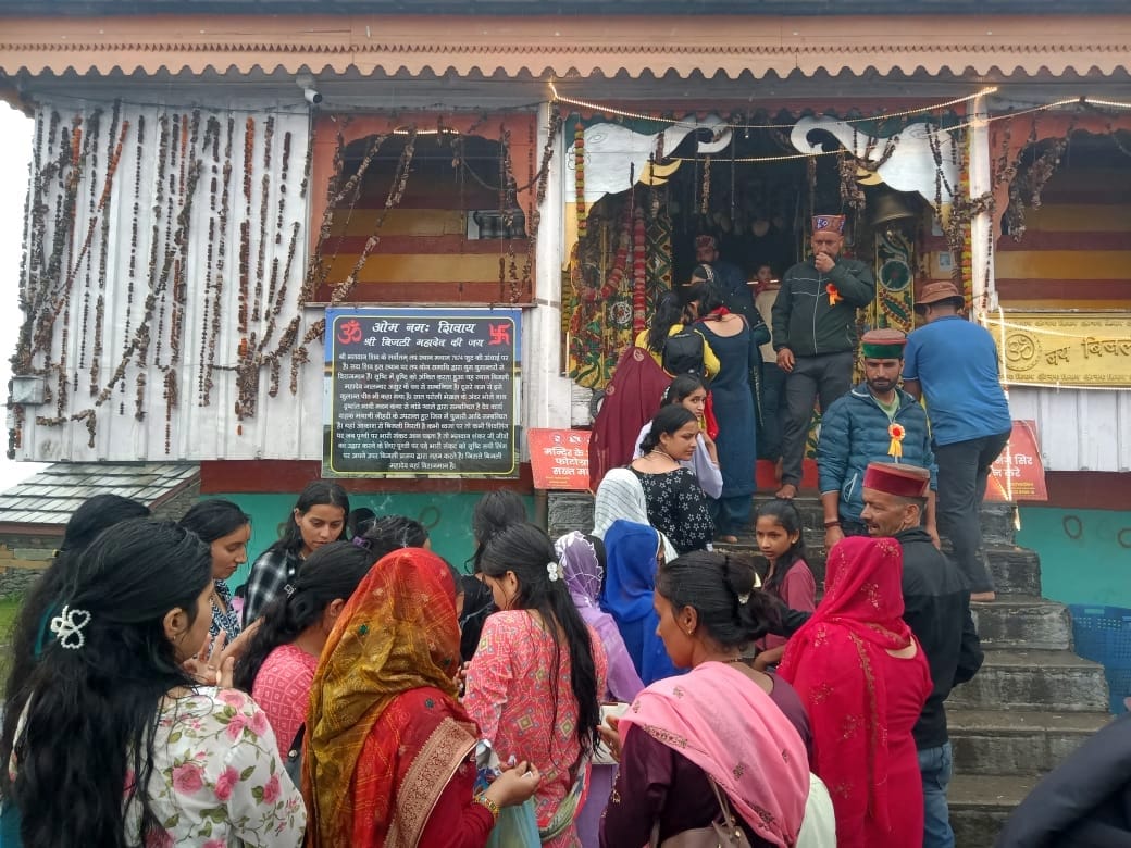 As soon as the door opened, Bam Bhole's cheers echoed.