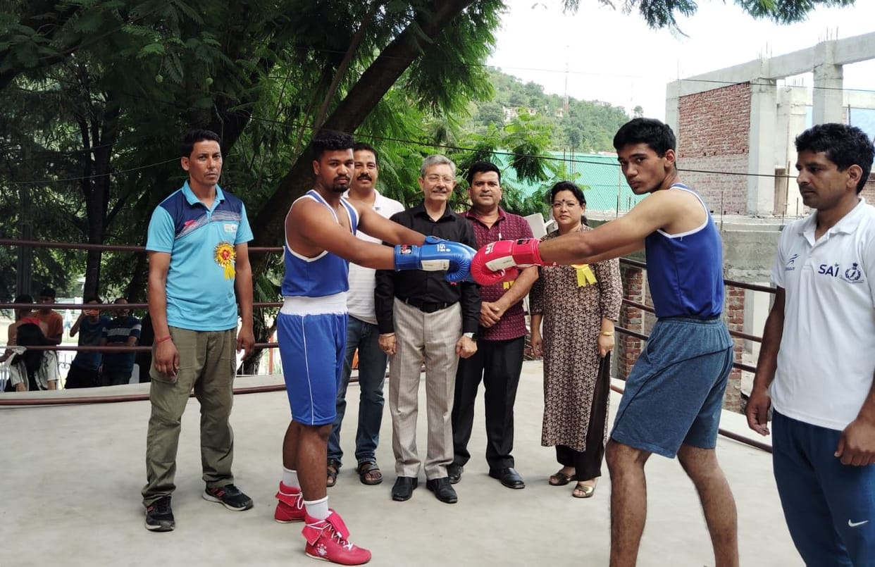 Aryan gets battered by Vicky's punch