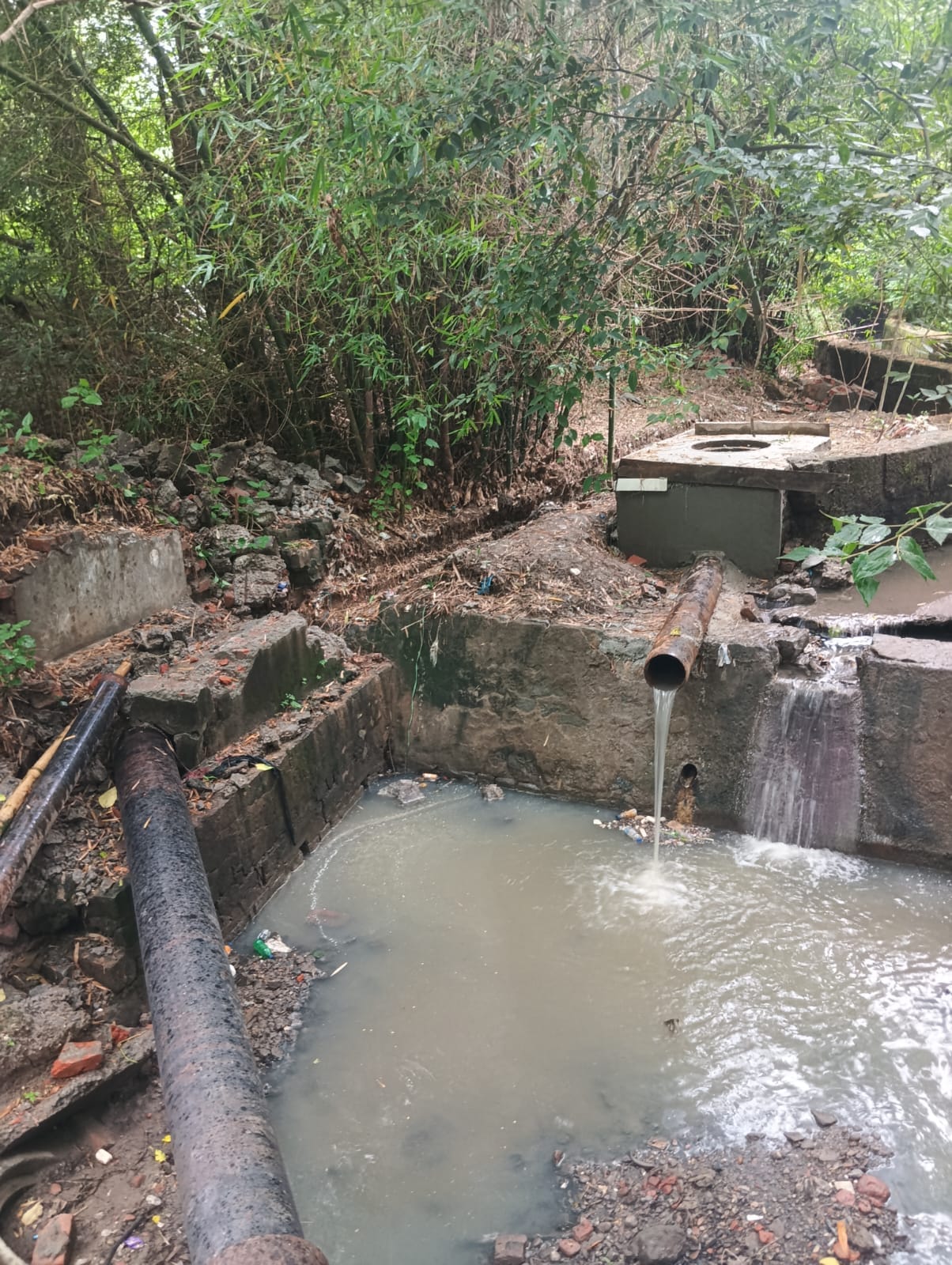 Dirt flowing in the open in ward number 10
