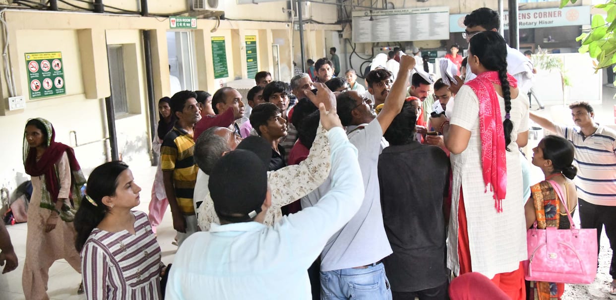 Medical staff not found even after roaming around all day, doctors will be available even today