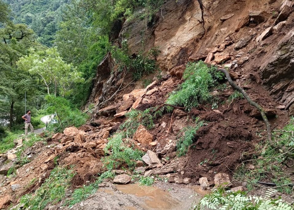 Newly-Shanshar road blocked by landslide