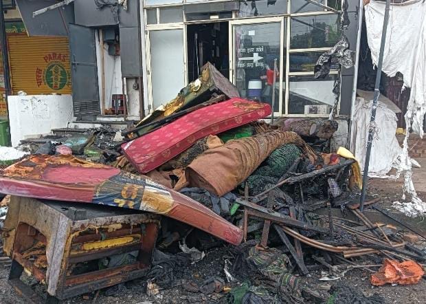 Fire broke out in a furniture showroom, goods worth lakhs burnt