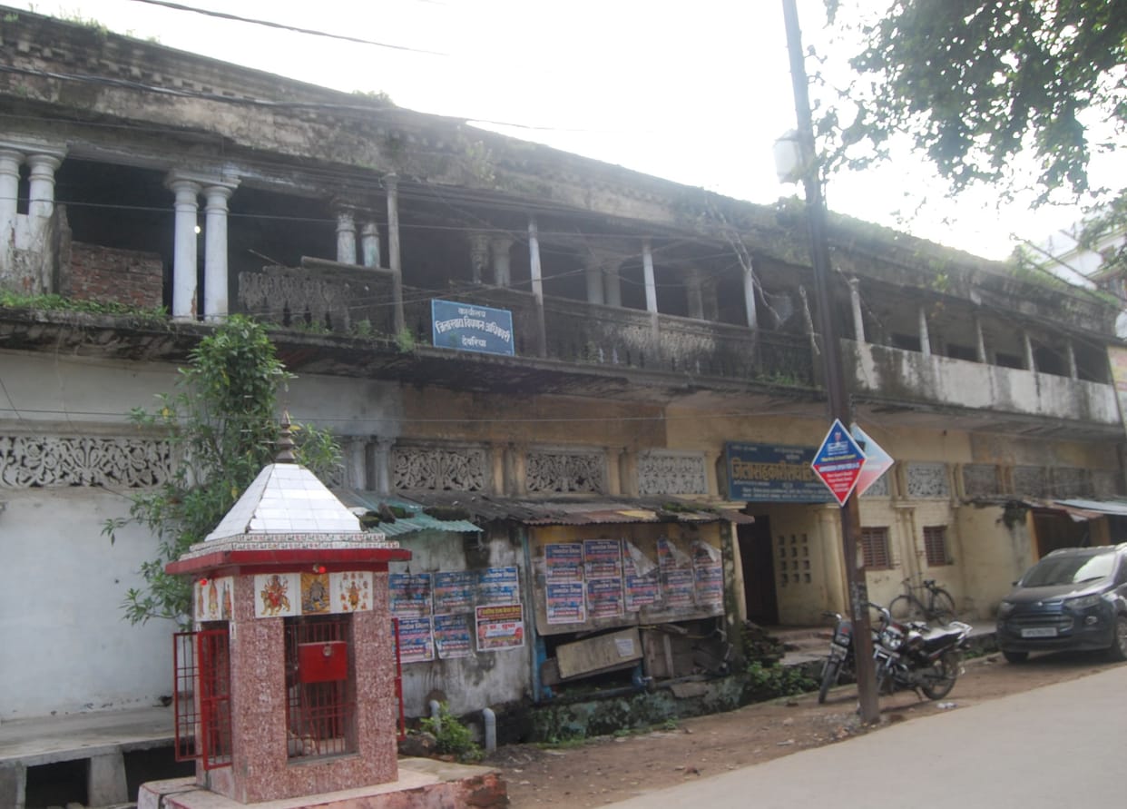 Hundreds of dilapidated houses in the city are inviting accidents.