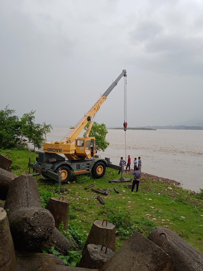 Fear of erosion due to high water level of Sharda River