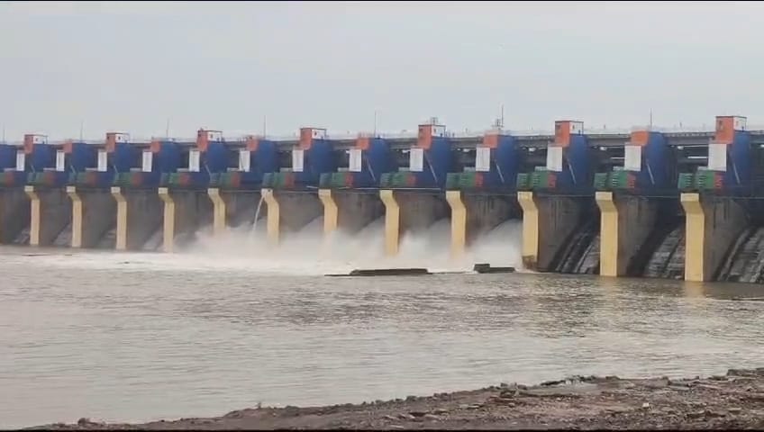 Four gates of Omkareshwar Dam were closed, the height of Indira Sagar gates was reduced by 1 meter