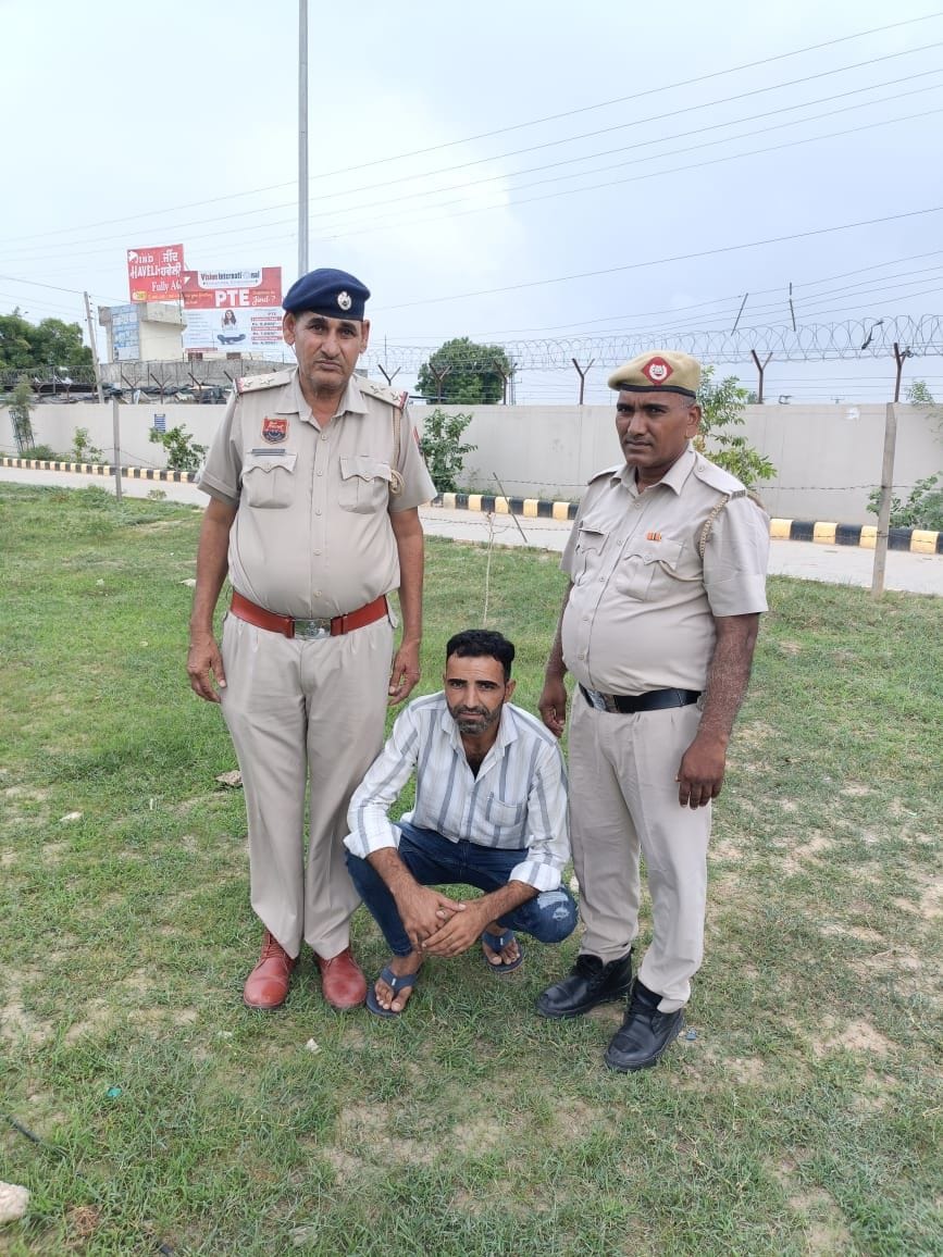 Youth arrested with pistol and cartridges