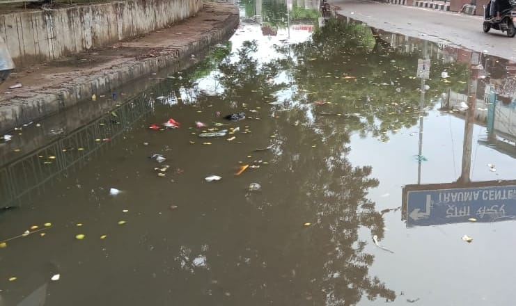 Main roads and streets of the city submerged due to drizzle