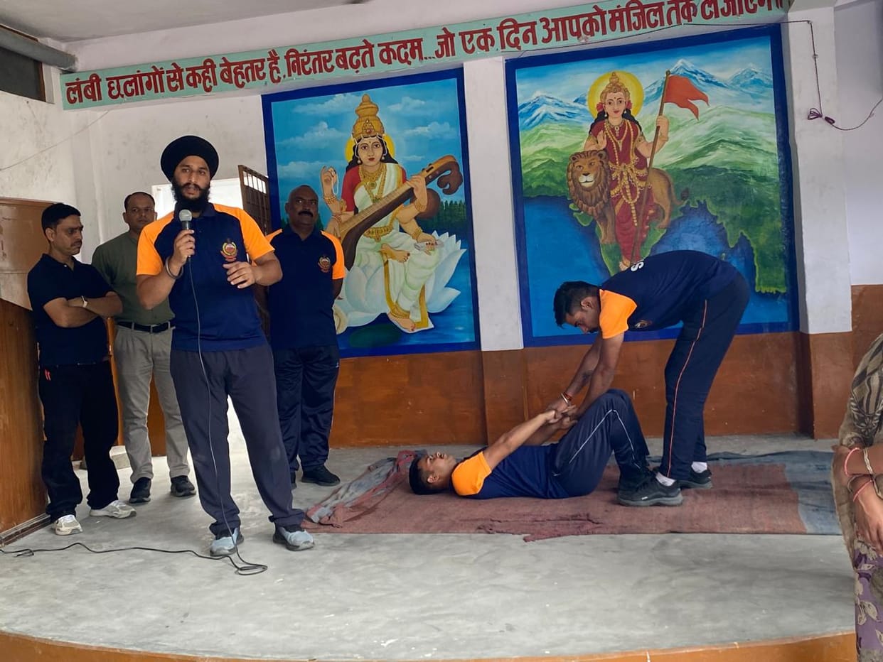 hdrf team taught students about aapdha prabhadan in rvn school