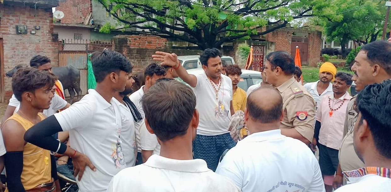A truck collided with a vehicle fitted with Kanwariya DJ, devotees of Bhole created ruckus and stopped the vehicle.