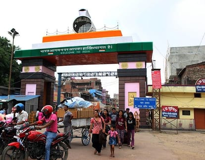 The sandalwood caught in Maharajganj was parked in a truck from Delhi for 48 hours in Gorakhpur.