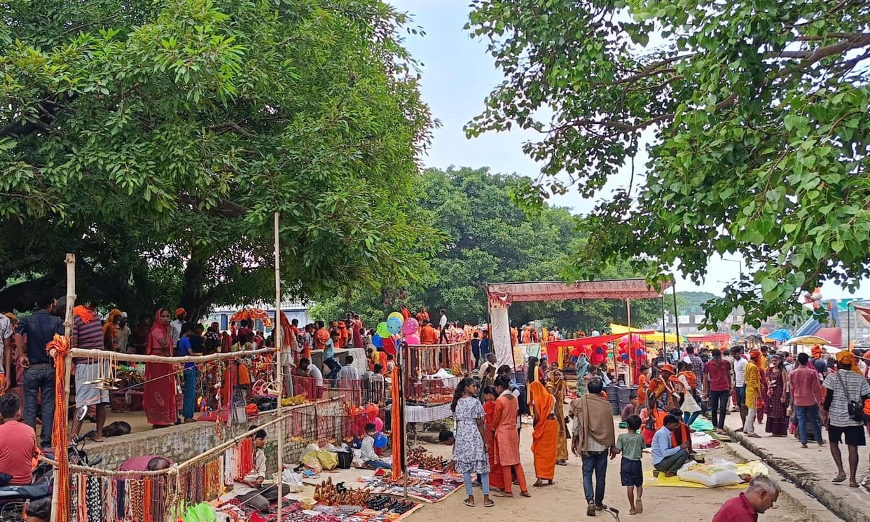 Amidst the drizzle, devotees of Bhole performed Jalabhishek