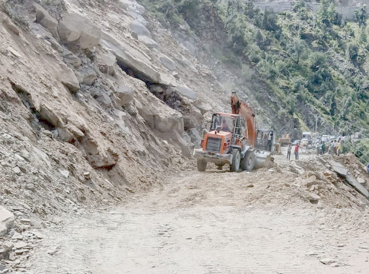 Vehicles started running on Kharamukh-Holi road after 24 hours