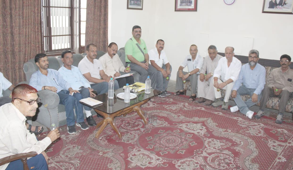 Government should pay pending bills soon: Bedi