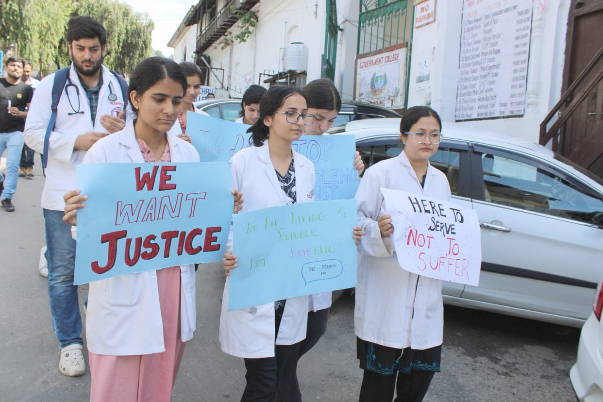Candle march in Chamba in the case of murder of woman doctor in Kolkata