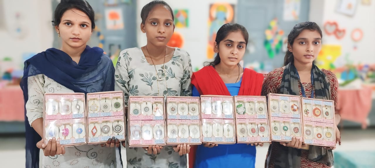 चावल से बनाई जा रही सुंदर राखियां