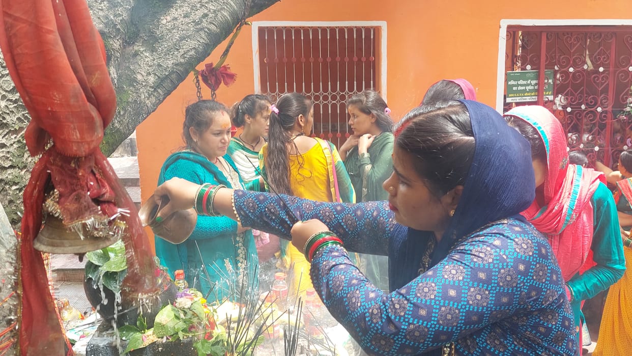 Crowd gathered for Shiva's Jala Abhishek
