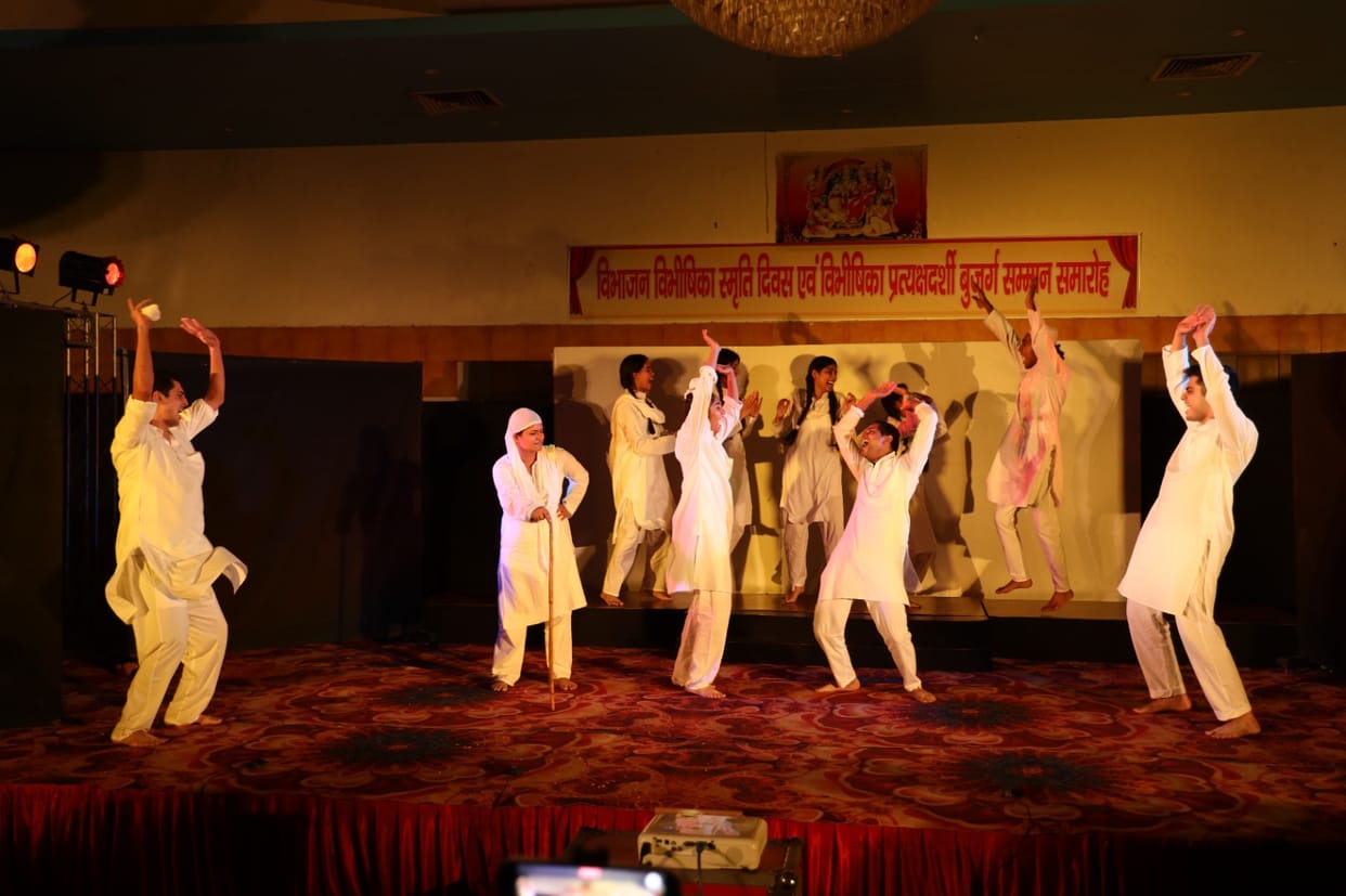 AMU theatre artists in the world