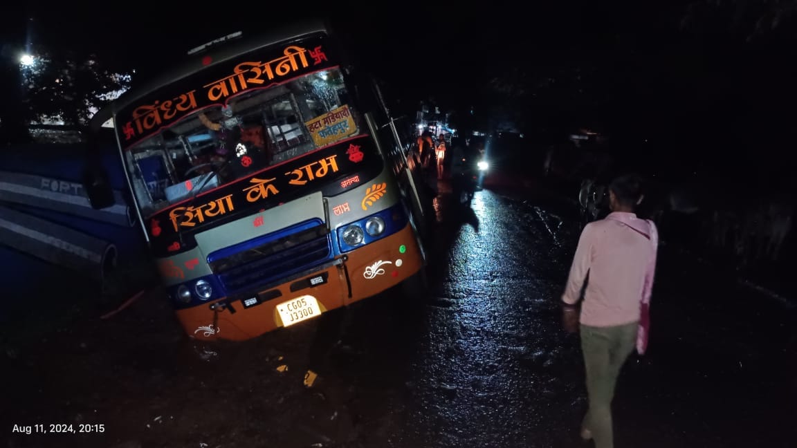 passenger bus was about to overturn and saved his life by jumping in Damoh