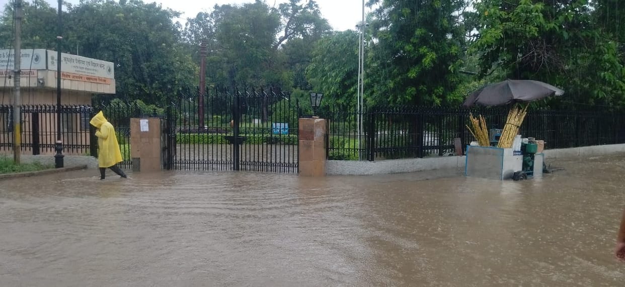 Three hours of heavy rain, claims of evacuation could not be sustained, water in the city