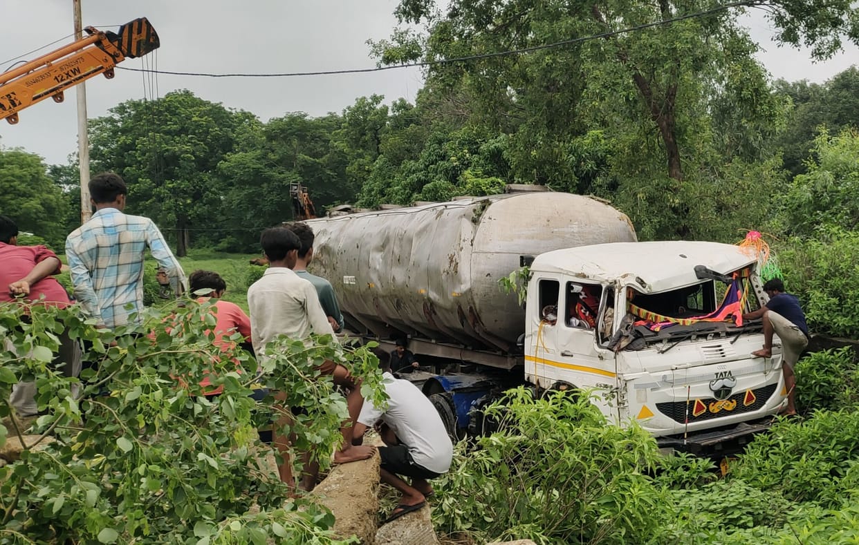 Tanker overturned on the highway in Jagdishpur, villagers took away refined oil flowing