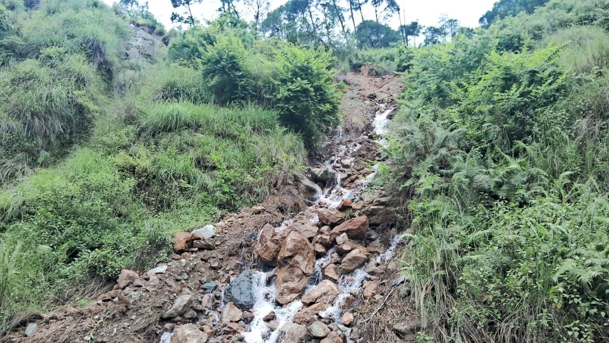 Mountains became hollow due to strong flow of water from approach road to Harbagh
