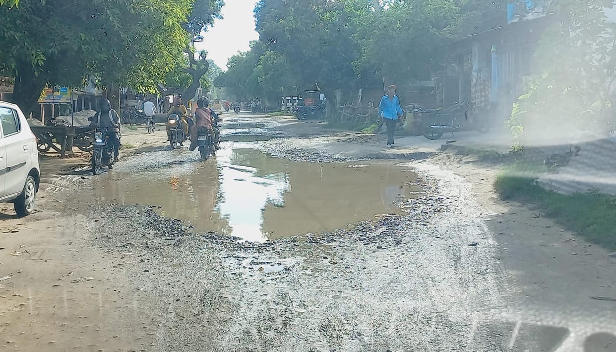 The road from Majhola to Dooni Dam is in bad condition, commuters are troubled