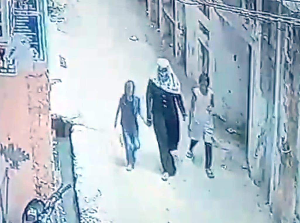 Burqa clad woman runs away after removing ear rings of two girls
