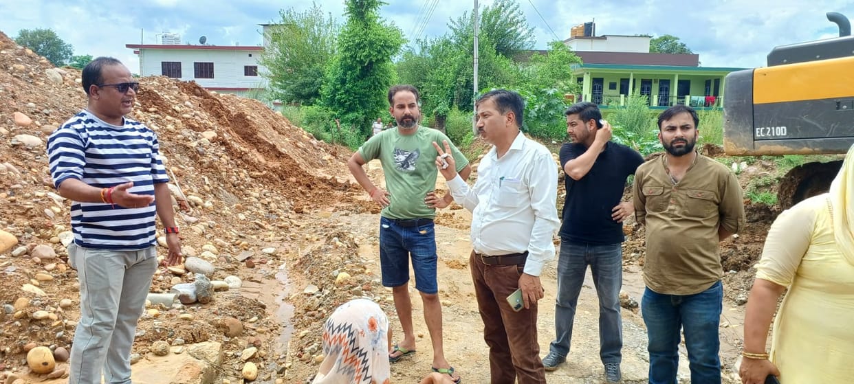 People stopped four lane construction work in Ward-1 of Nadaun