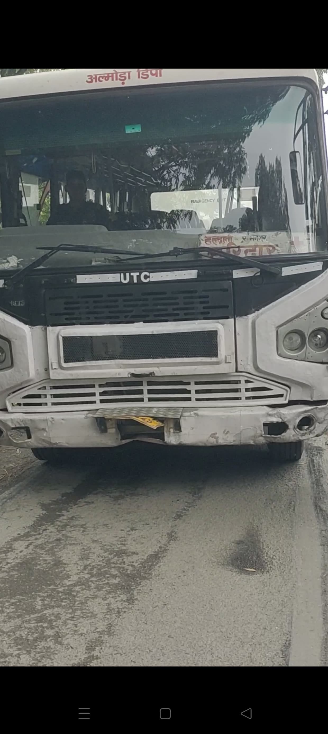 The roadways bus coming from Nainital to Haldwani got damaged in the middle of the road.