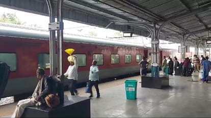 When route of Sabarmati changed in Jhansi passengers were left thirsty for water