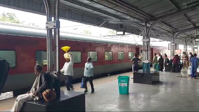 Liquor found in the pantry car of Jallianwala Bagh Express in Bihar