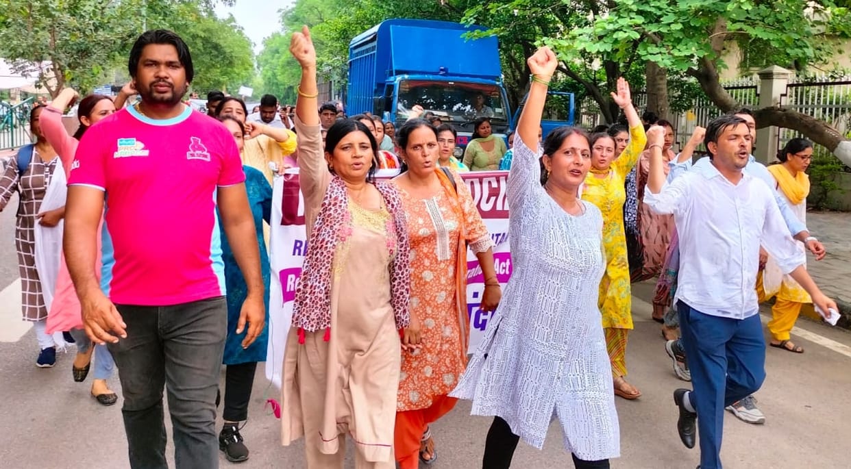 Nursing Association took out a foot march from the Director's office