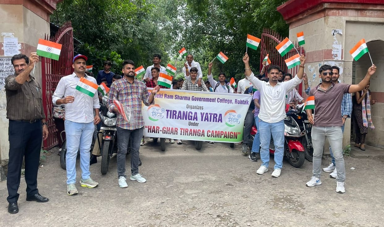 Students took out Tricolor Yatra on bicycle and bike