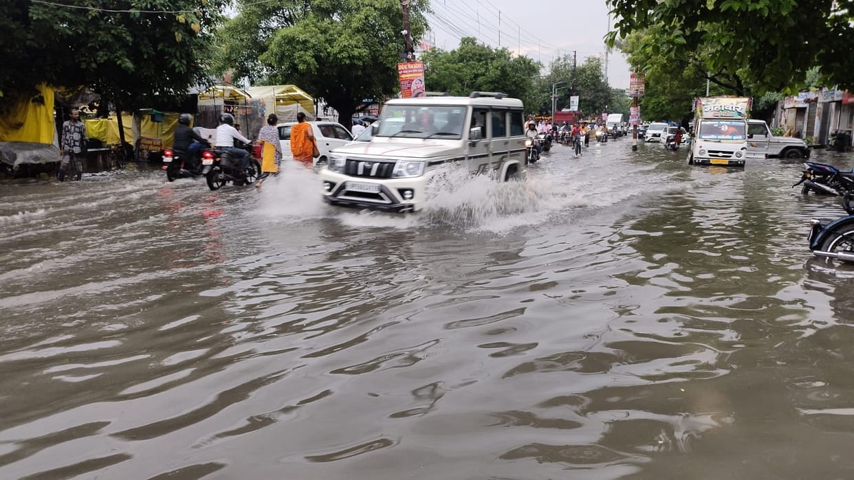 City drenched in heavy rain...traffic police left sweating