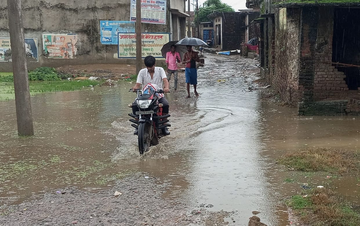 Siddharthnagar News: Rain caused waterlogging at many places in Biskohar Nagar.