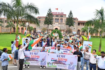 फोटो : 1 व 2... तिरंगामय हुआ दयानंद कॉलेज अजमेर फोटो : 3 तिरंगा यात्रा को हरी झंडी दिखाते अतिथ
