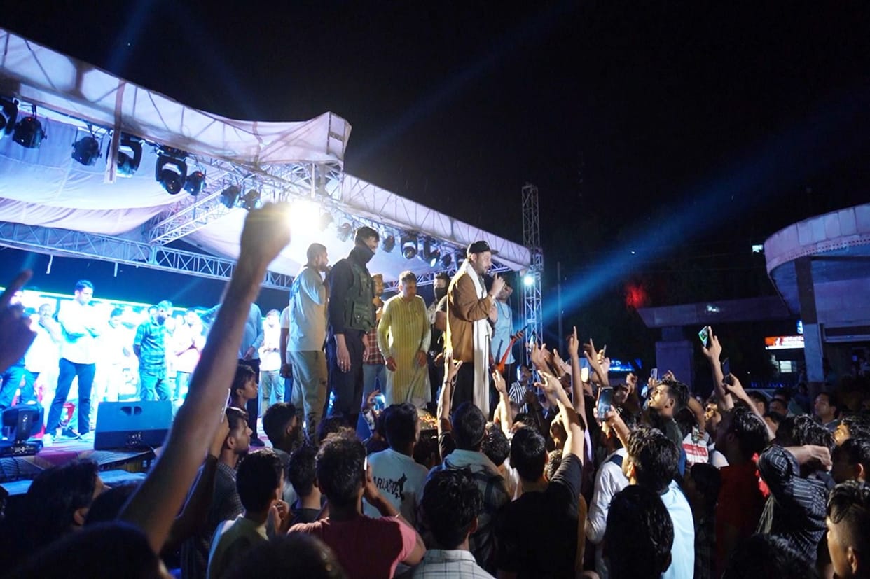City drenched in patriotic colors, youth danced to patriotic songs