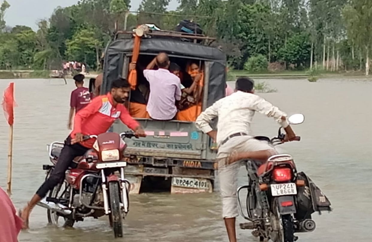 Five thousand people in Dataganj area with the help of boat, Nagariya Khanu-Lalpur Khadar road submerged