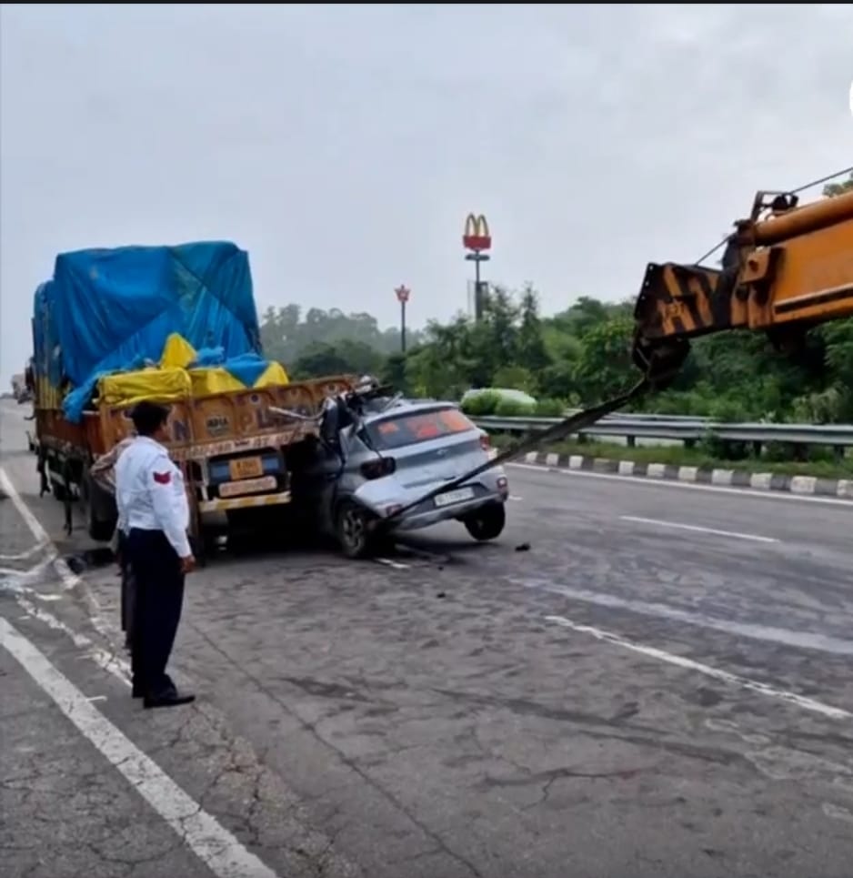 Man trapped in car for an hour in accident, dies