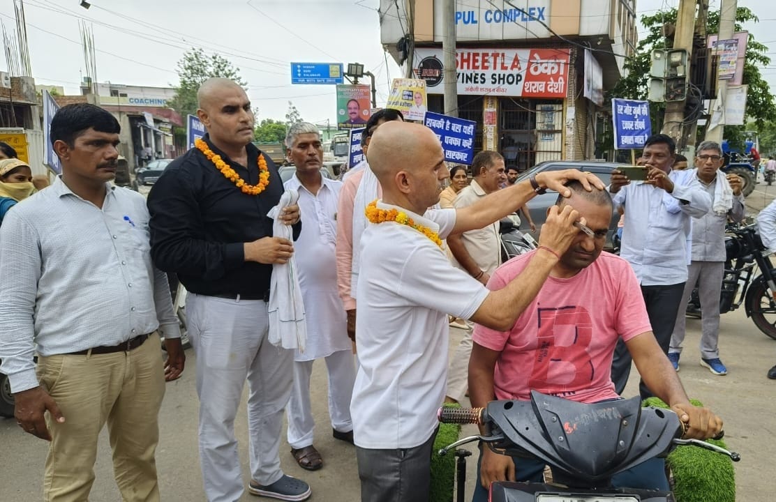 Demonstration in the rain, tonsure done at the square