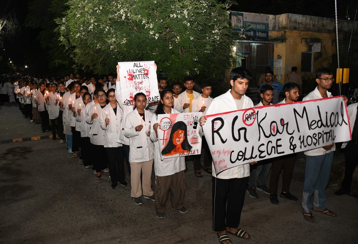 Doctors and MBBS students took out a candle march